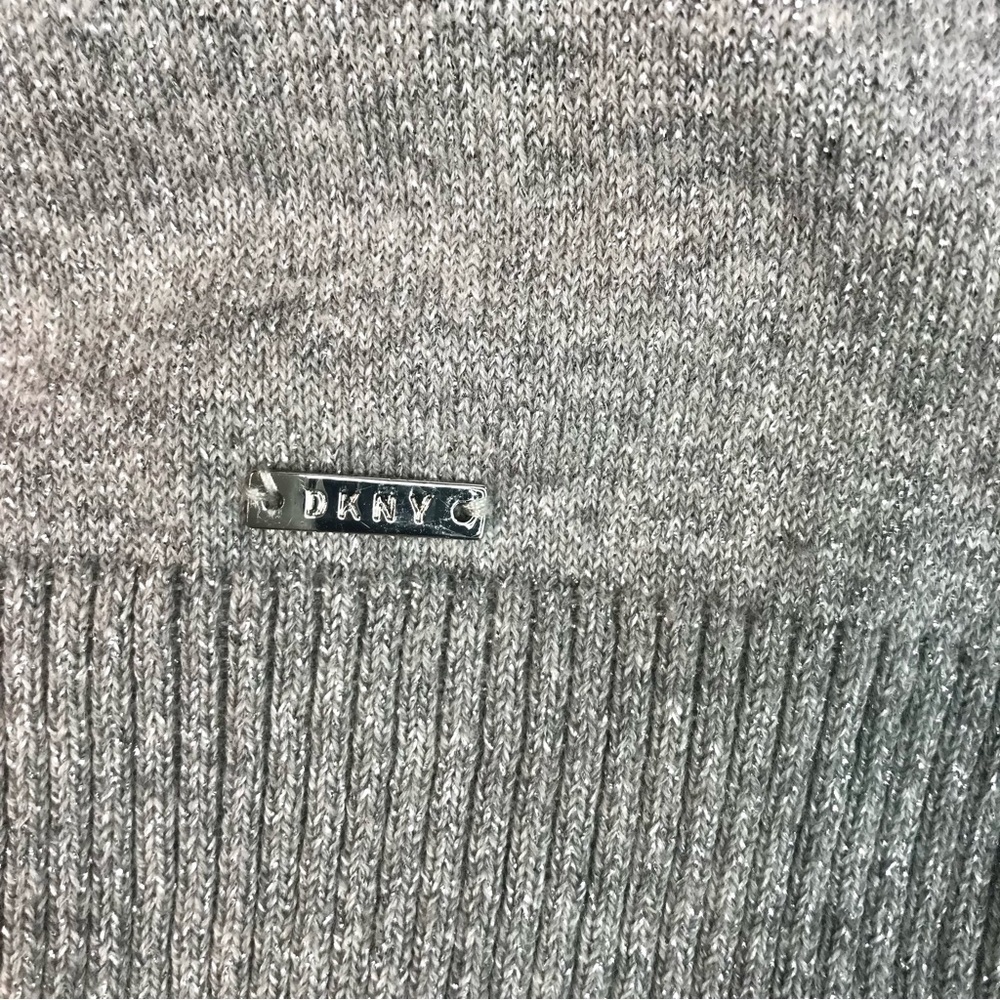 DKNY M Sparkly silver metallic thread grey ribbed V-neck knit top Size Medium - Picture 12 of 15